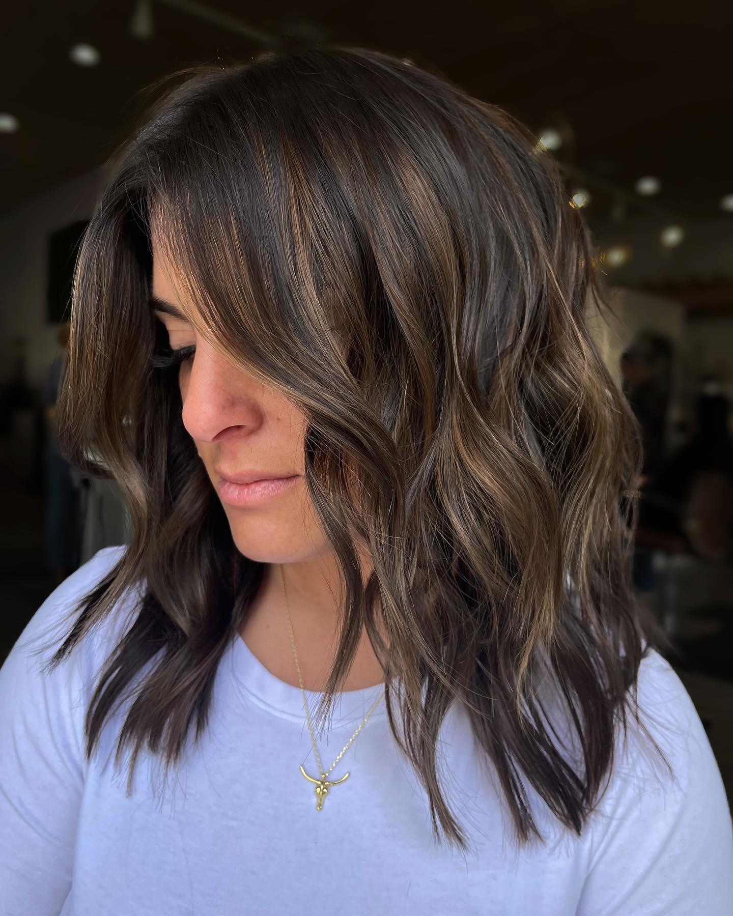 Wavy Clavicle Cut with Subtle Highlights